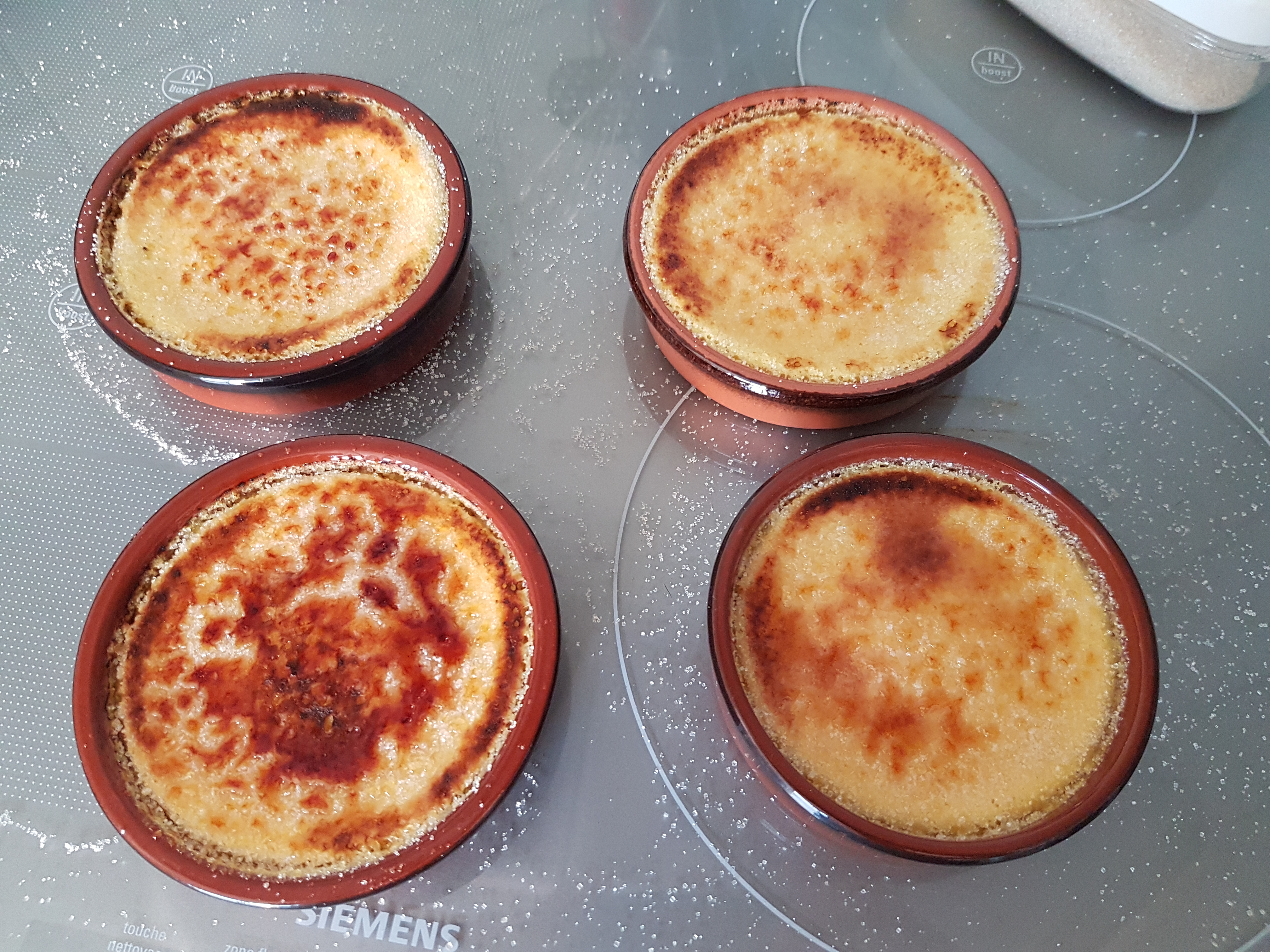 Quatre ramequins de creme brulee