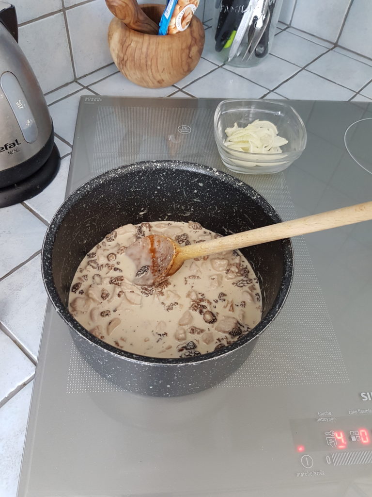 casserole tefal sur plaque induction cuiller en bois sauce morceaux de ris de veau morilles