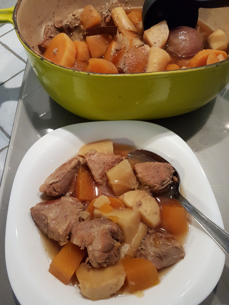 assiette ragout legumes viande cocotte en fonte