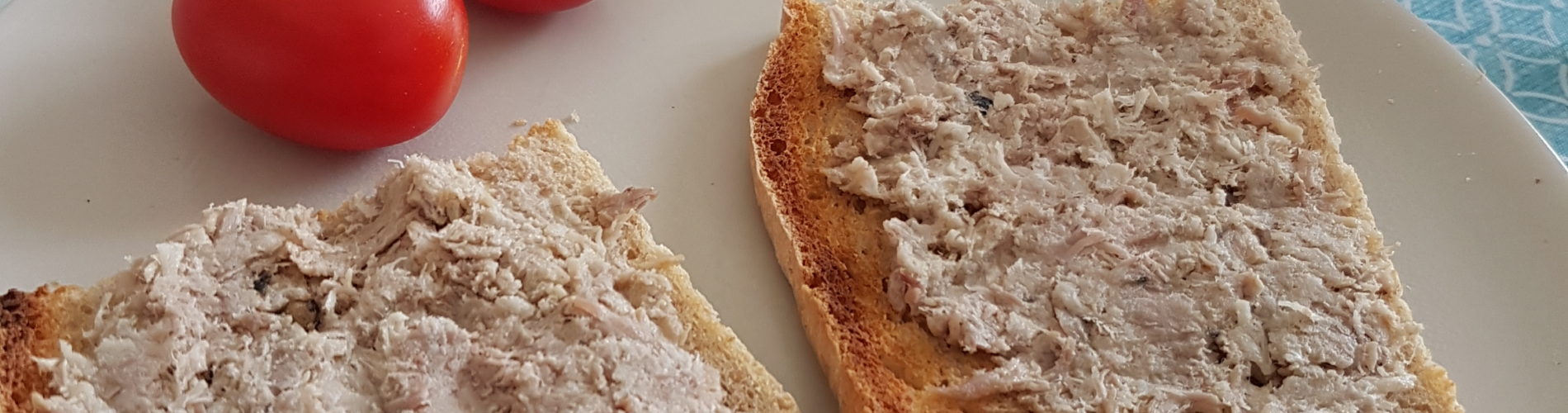 Assiette tartines de rillettes tomates pot en verre