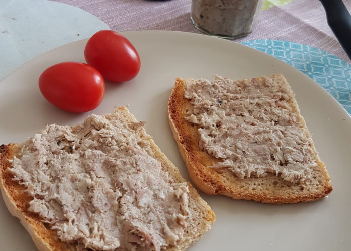 Assiette tartines de rillettes tomates pot en verre