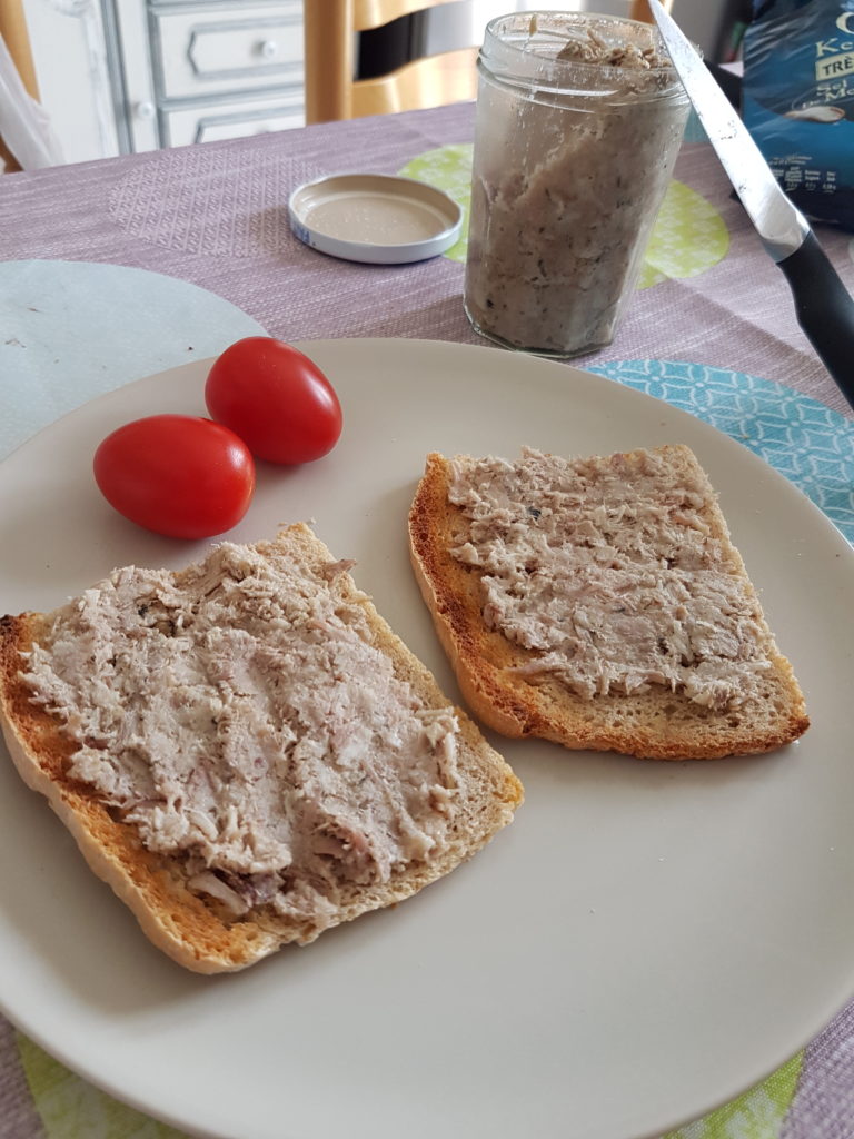 Assiette tartines de rillettes tomates pot en verre