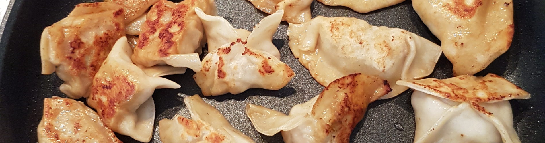 gyoza dans une poële