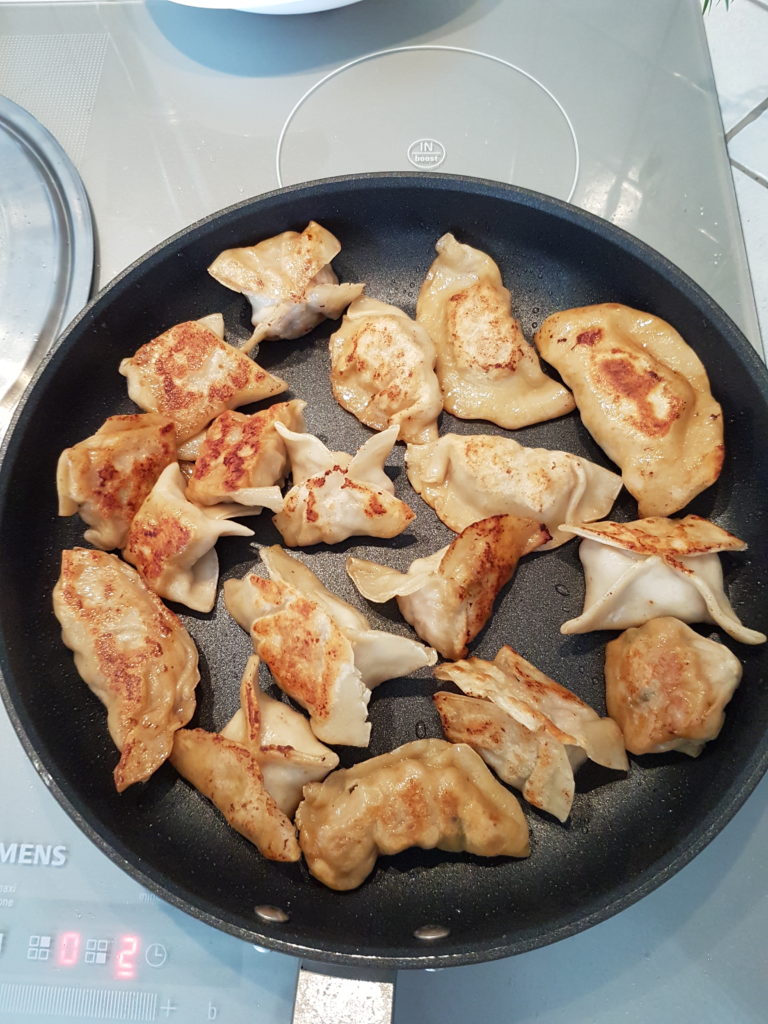 gyoza dans une poële