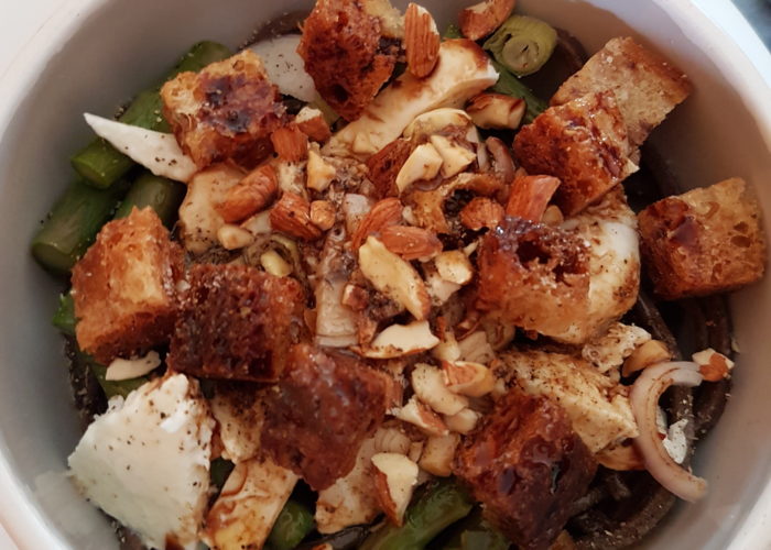 bol avec salade de pâtes asperges amandes concassées croutons mozarelle