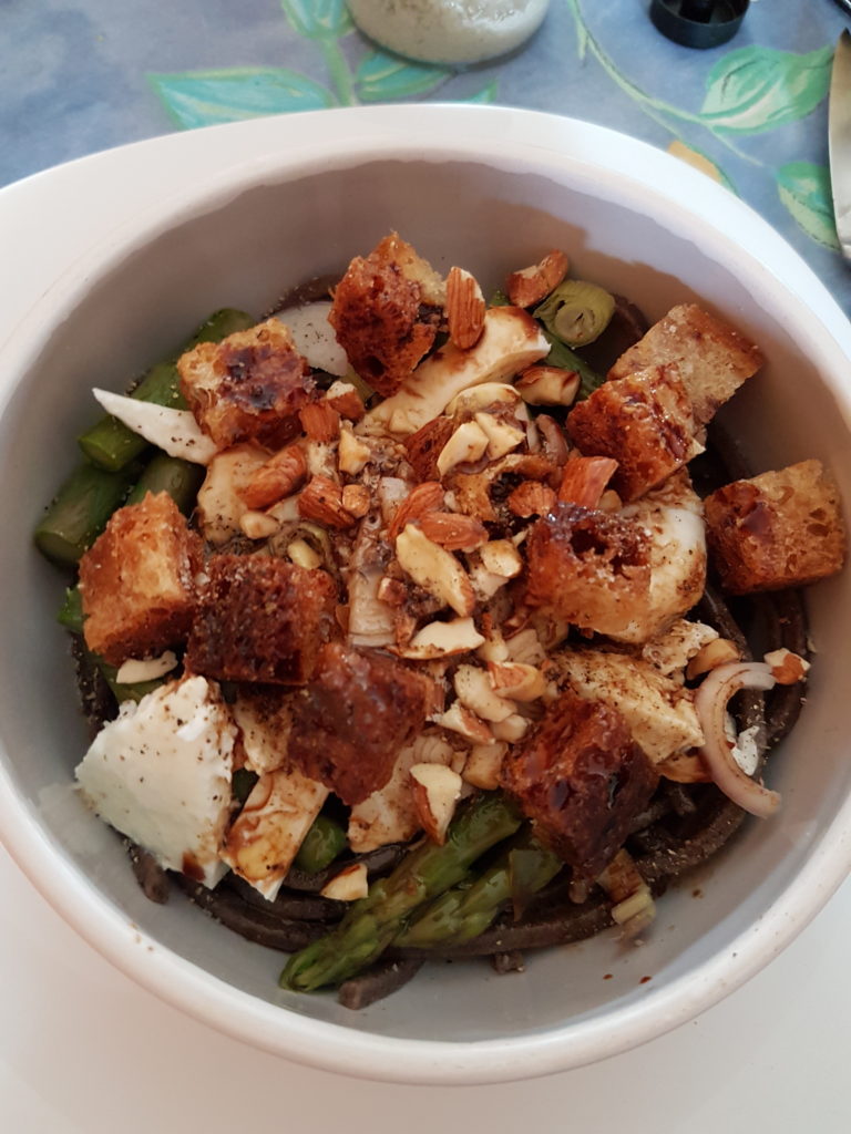 bol avec salade de pâtes asperges amandes concassées croutons mozarelle