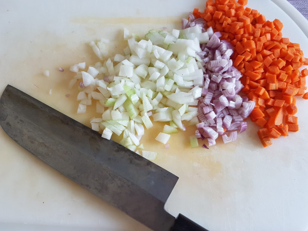 Légumes en dés sur un planche