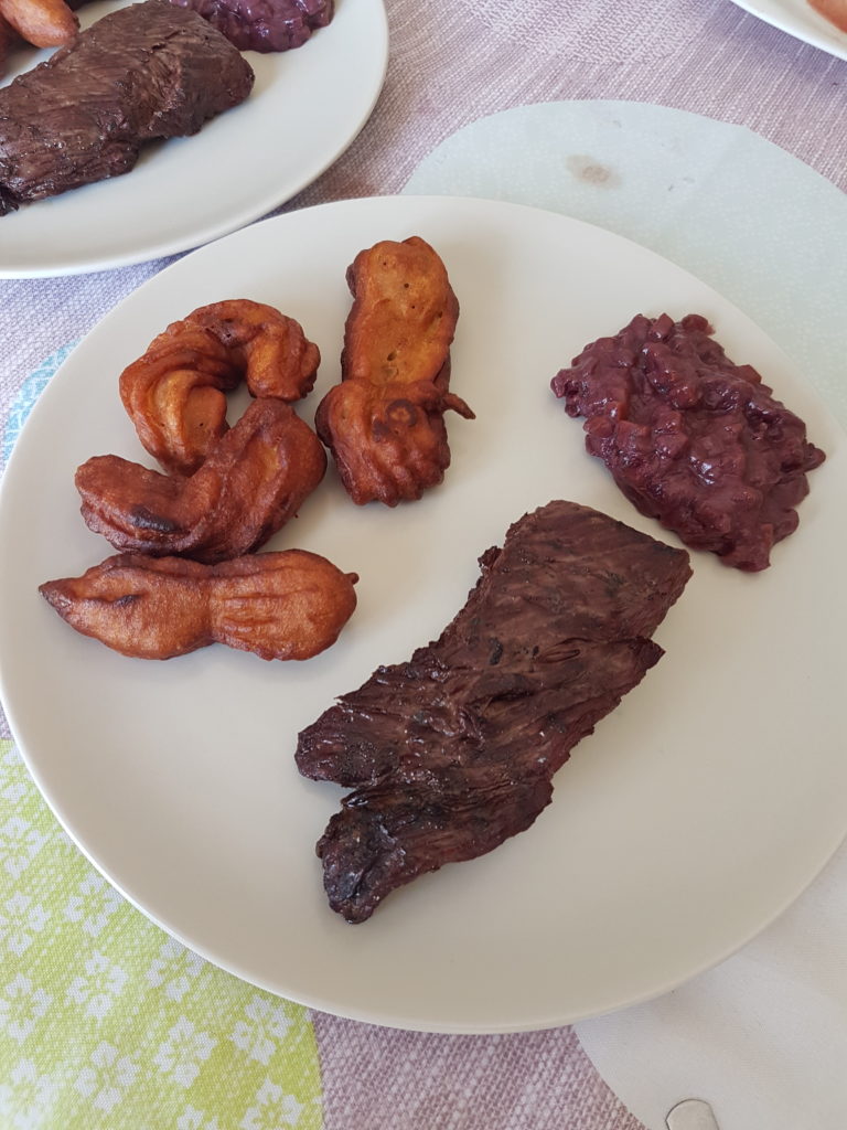 Beignets viande et sauce sur une assiette