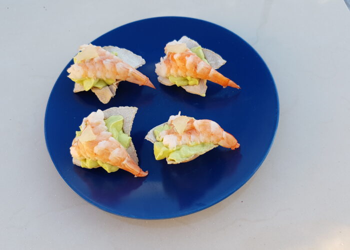 bouchées avocat crevette sur une assiette