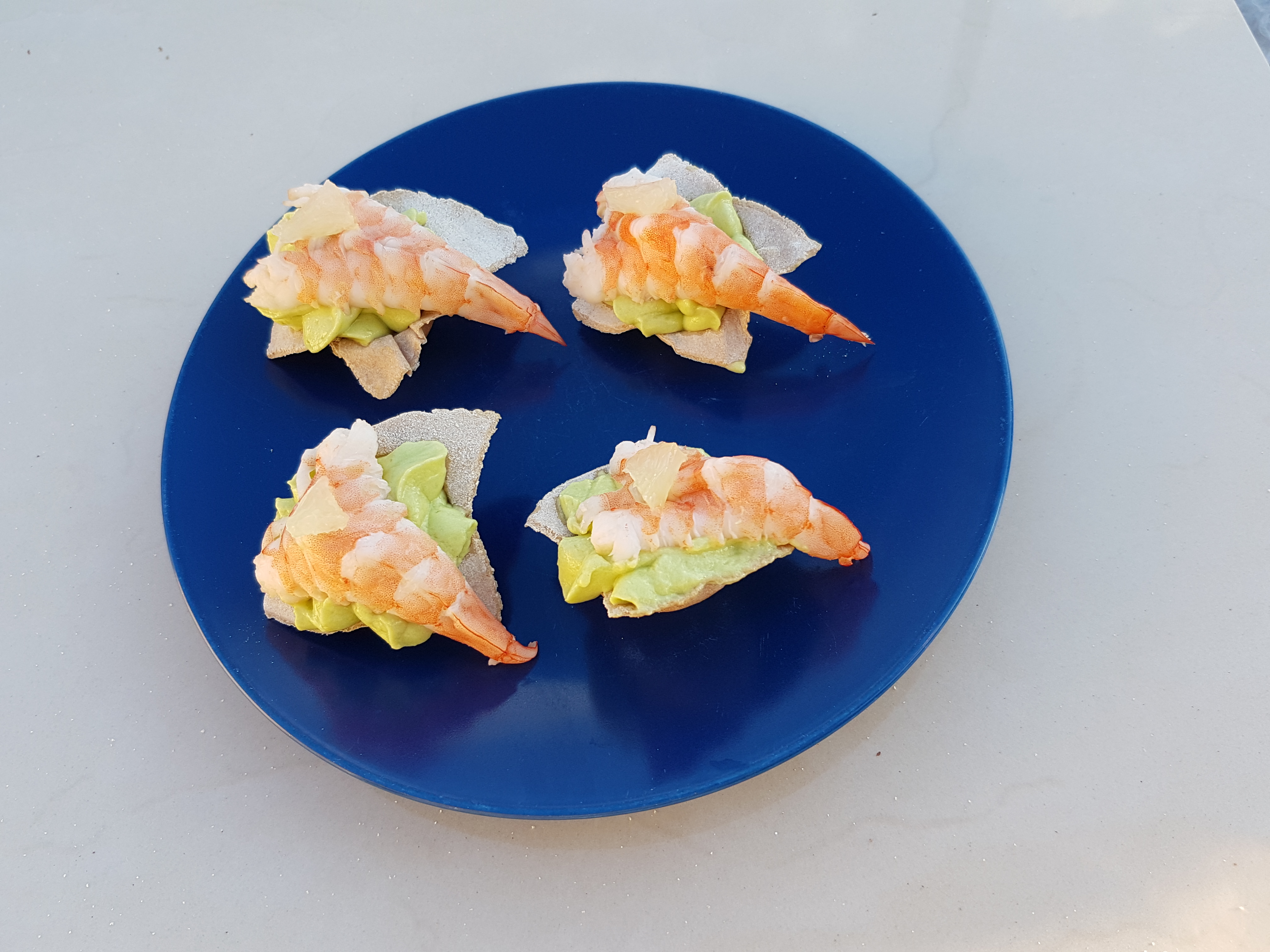 bouchées avocat crevette sur une assiette