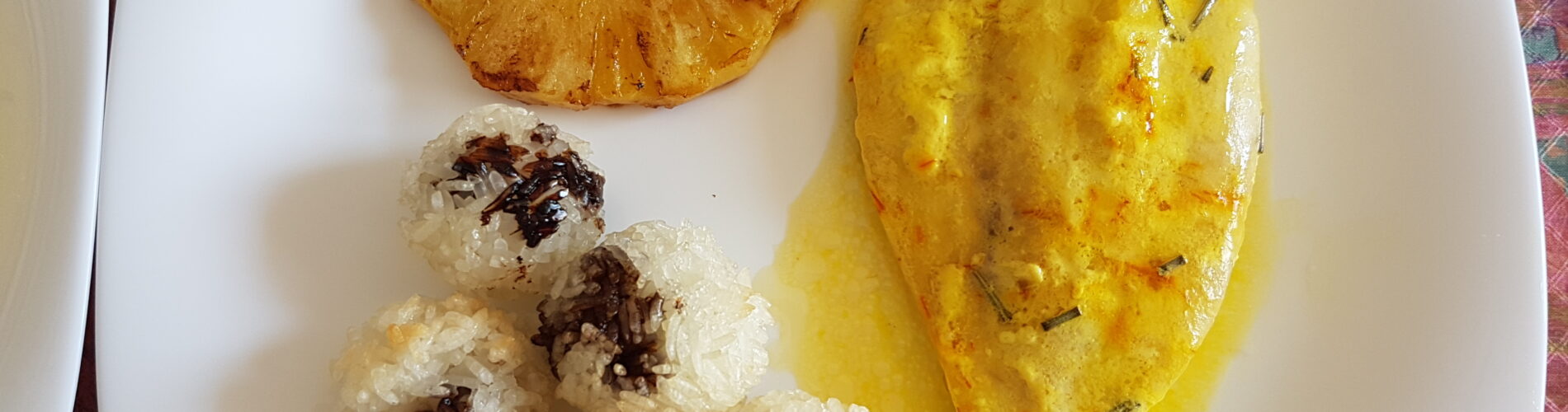 assiette avec deux filets de saint-pierre miettes de safran et romarin boulettes de riz et tranche d ananas