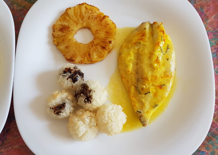 assiette avec deux filets de saint-pierre miettes de safran et romarin boulettes de riz et tranche d ananas