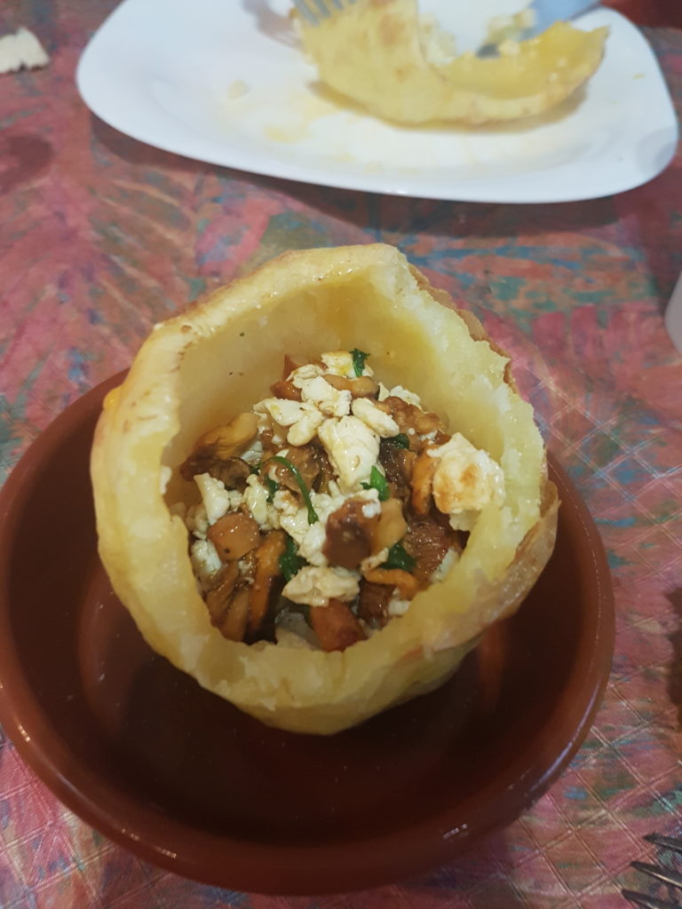 pomme de terre creuse remplie d'oeuf coriandre et champignons ouverte cassée