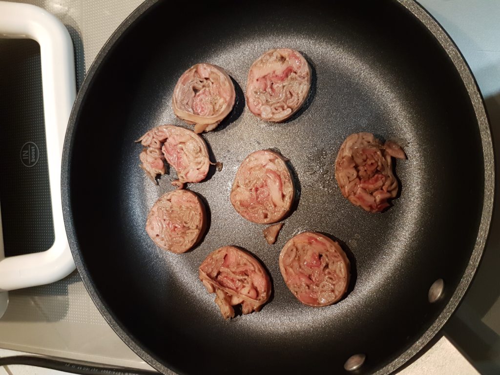 tranches d'andouillette dans une poële