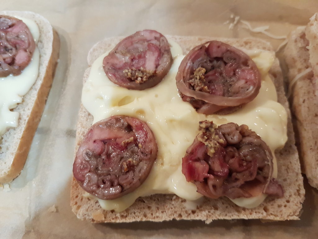 croque monsieur vacherin andouillette en cours de preparation