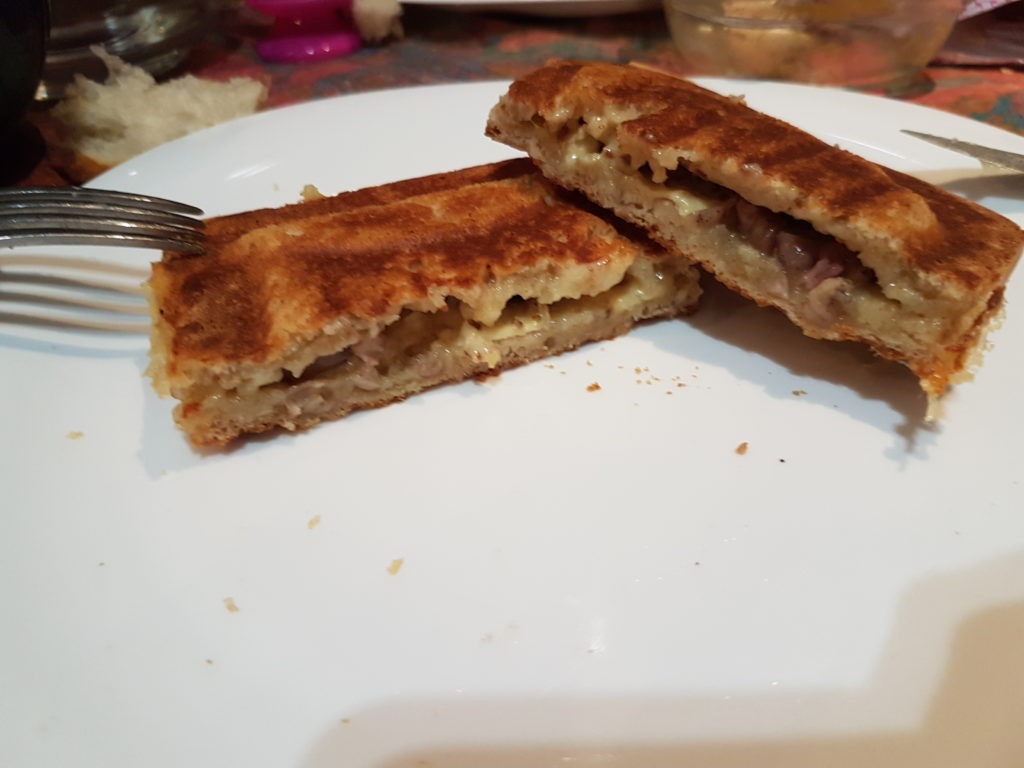 croque monsieur dans une assiette ouvert en deux