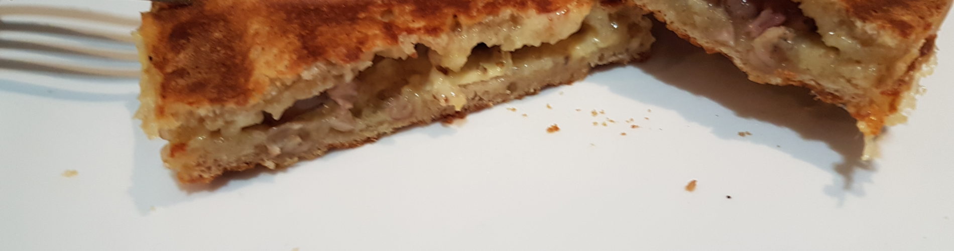 croque monsieur dans une assiette ouvert en deux