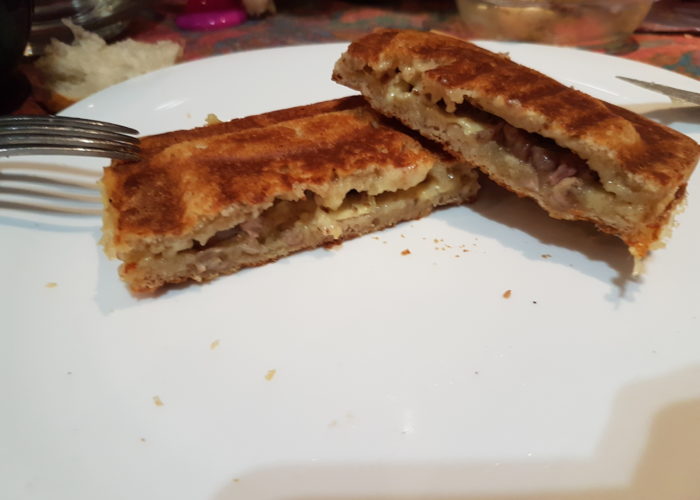 croque monsieur dans une assiette ouvert en deux