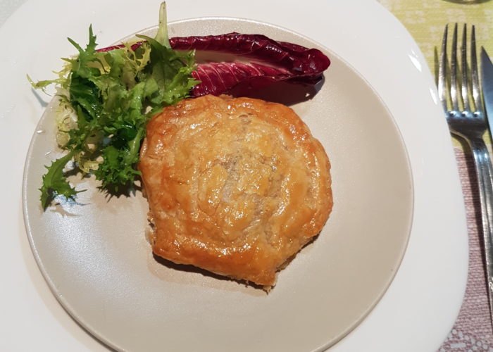 feuilleté en forme de coquille Saint-Jacques avec feuille de salade