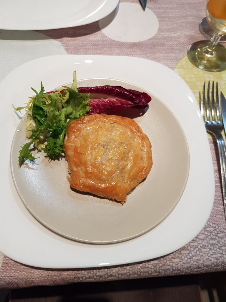 feuilleté en forme de coquille Saint-Jacques avec feuille de salade