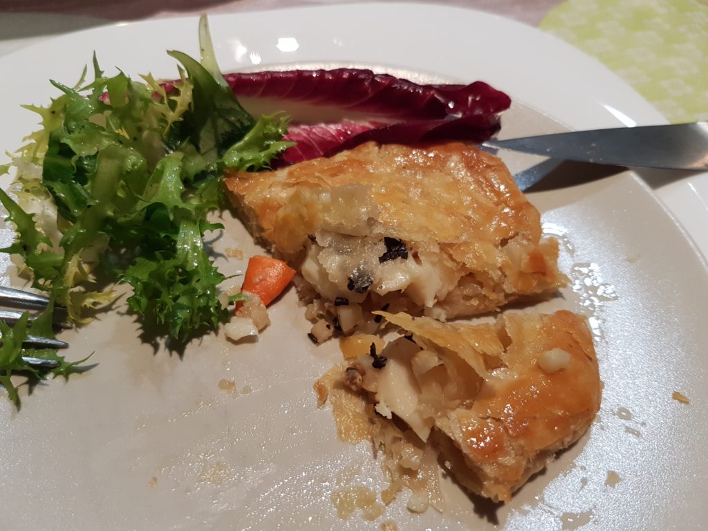 feuilleté en forme de coquille Saint-Jacques avec feuille de salade ouvert