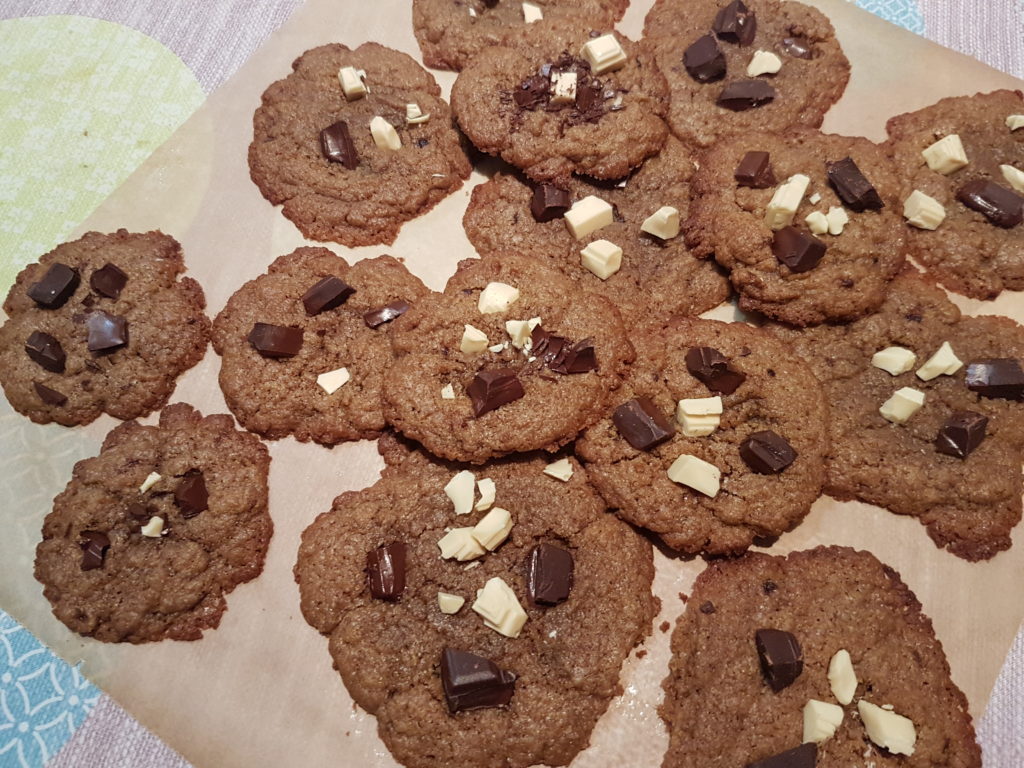 cookies avec morceaux de chocolat blanc et noir sur un papier sulfurisé