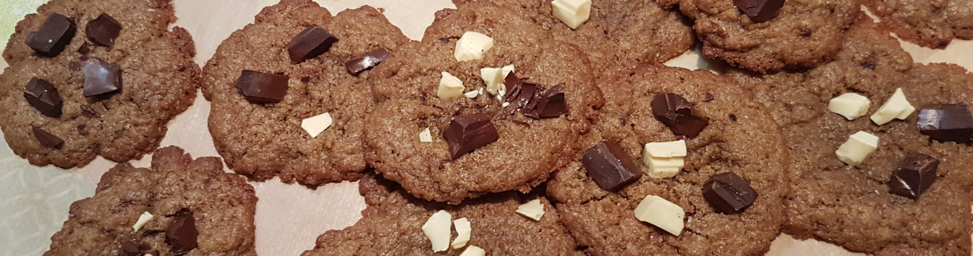 cookies avec morceaux de chocolat blanc et noir sur un papier sulfurisé