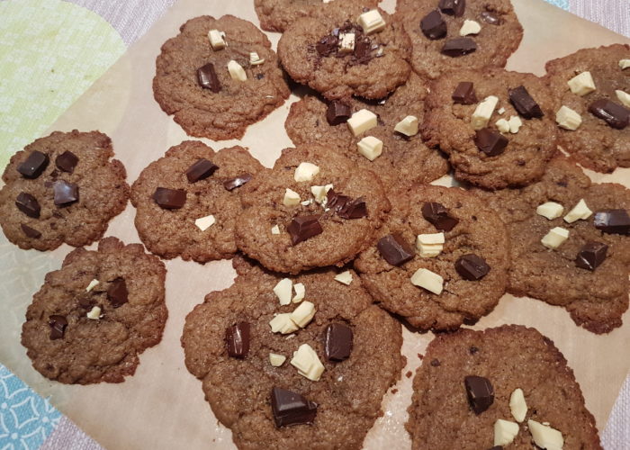 cookies avec morceaux de chocolat blanc et noir sur un papier sulfurisé