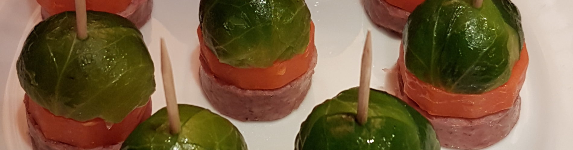 Amuse-bouche avec chou de Bruxelles sur une assiette