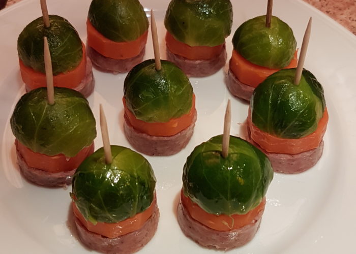 Amuse-bouche avec chou de Bruxelles sur une assiette