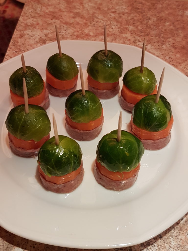 Amuse-bouche avec chou de Bruxelles sur une assiette