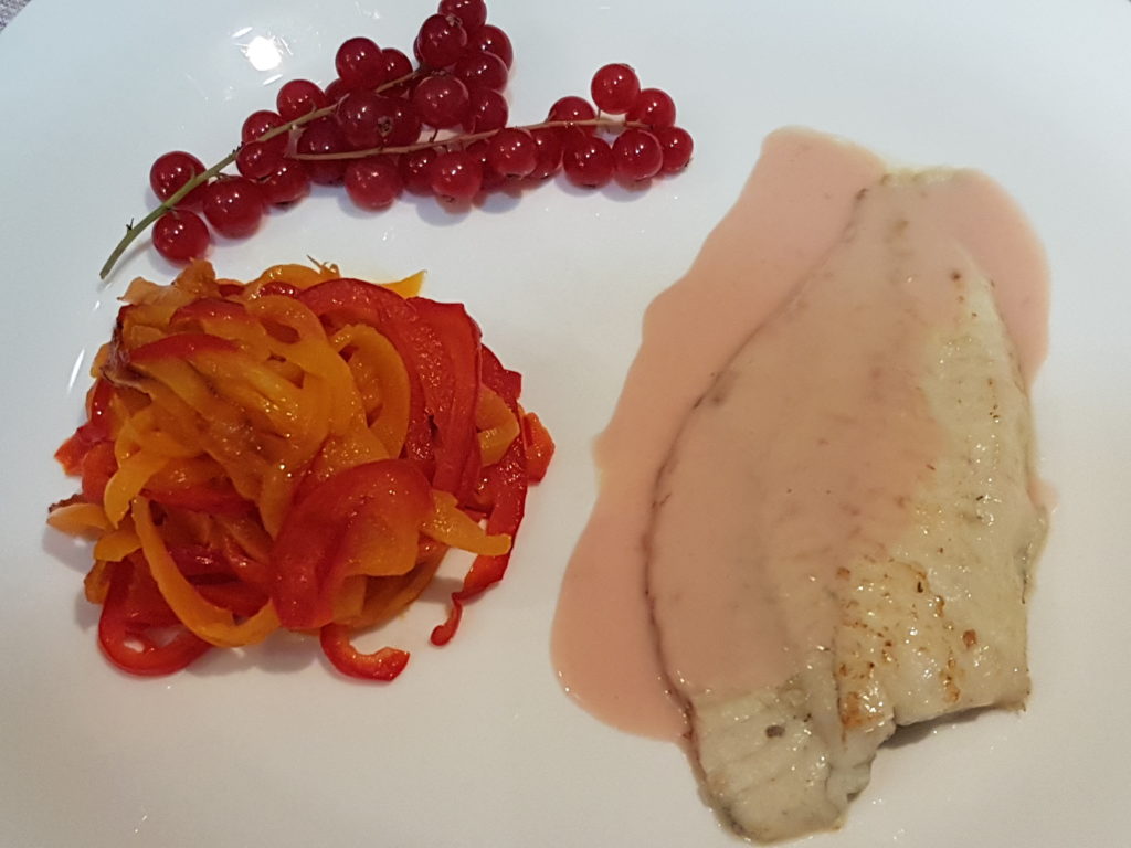 Turbot avec sauce rose lanières de poivrons et groseilles