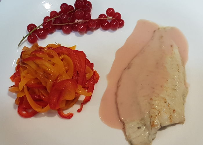 Turbot avec sauce rose lanières de poivrons et groseilles