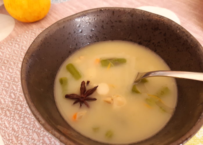 chaudrée dans un bol étoile de badiane et morceaux de légume apparents