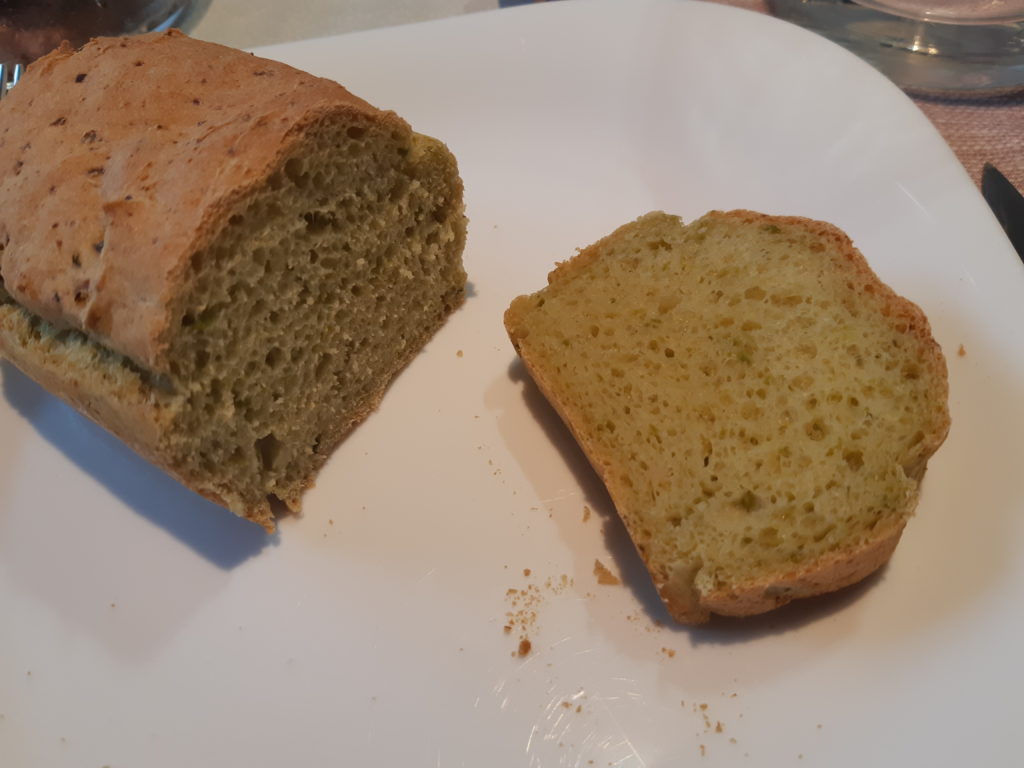 pain de fèves sur une assiette