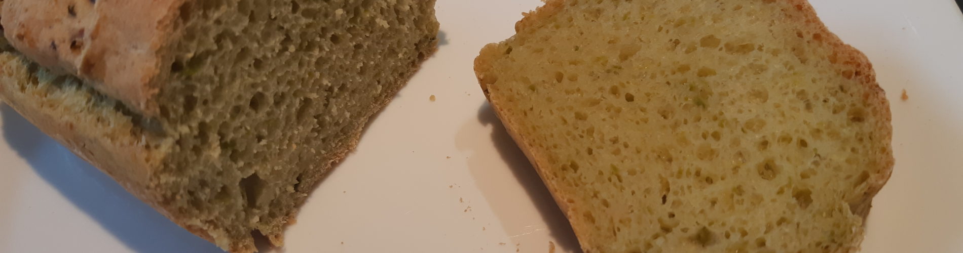 pain de fèves sur une assiette