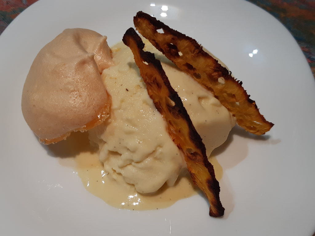 Glace Ananas et Meringue sur une petite assiette