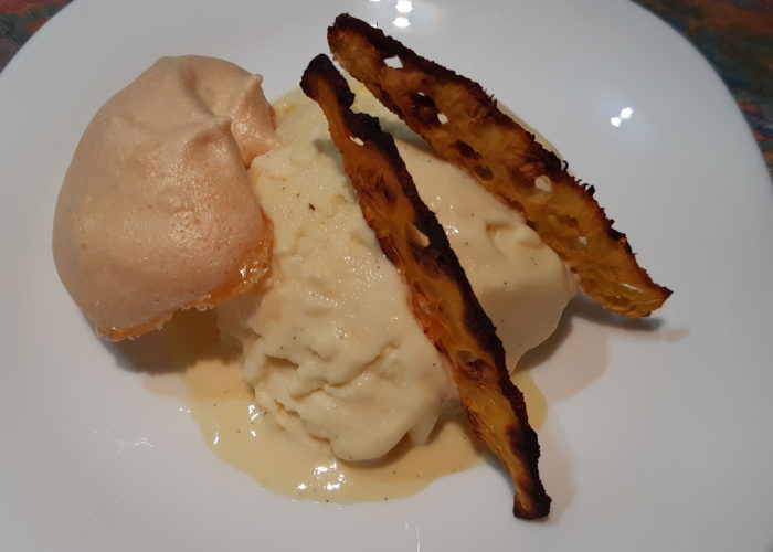 Glace Ananas et Meringue sur une petite assiette