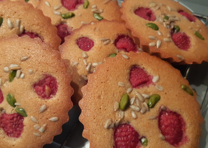 gateaux en gros plan sur une grille framboises et pistaches visible