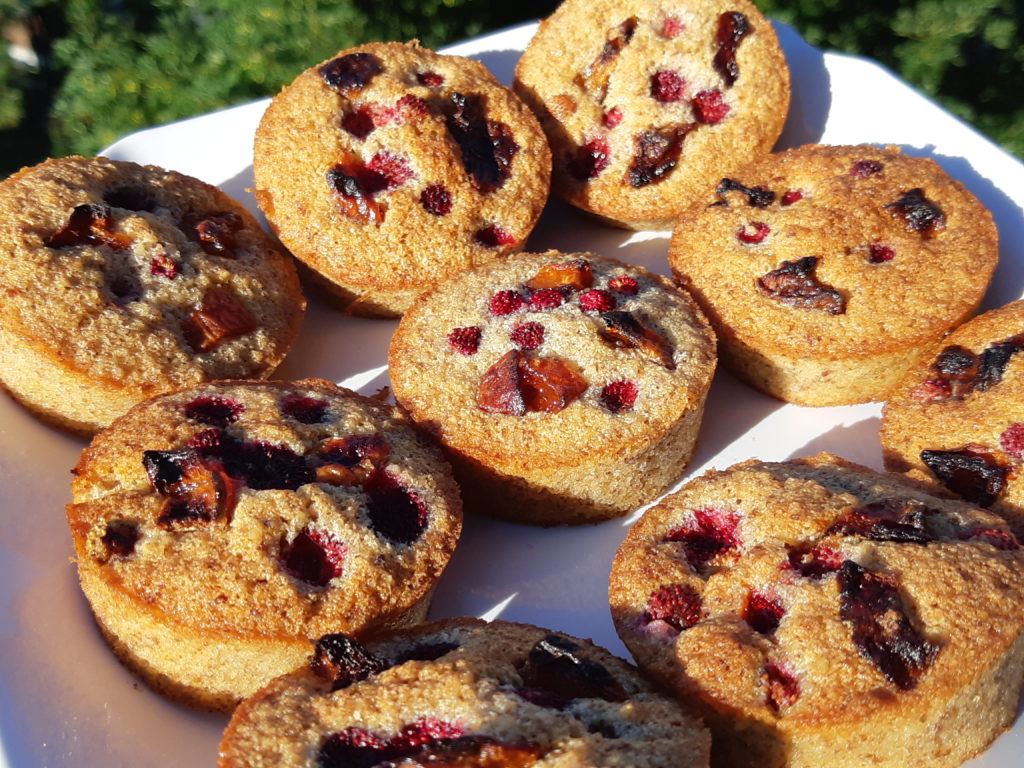 gateaux contenant des morceaux de fruit sur une assiette au soleil