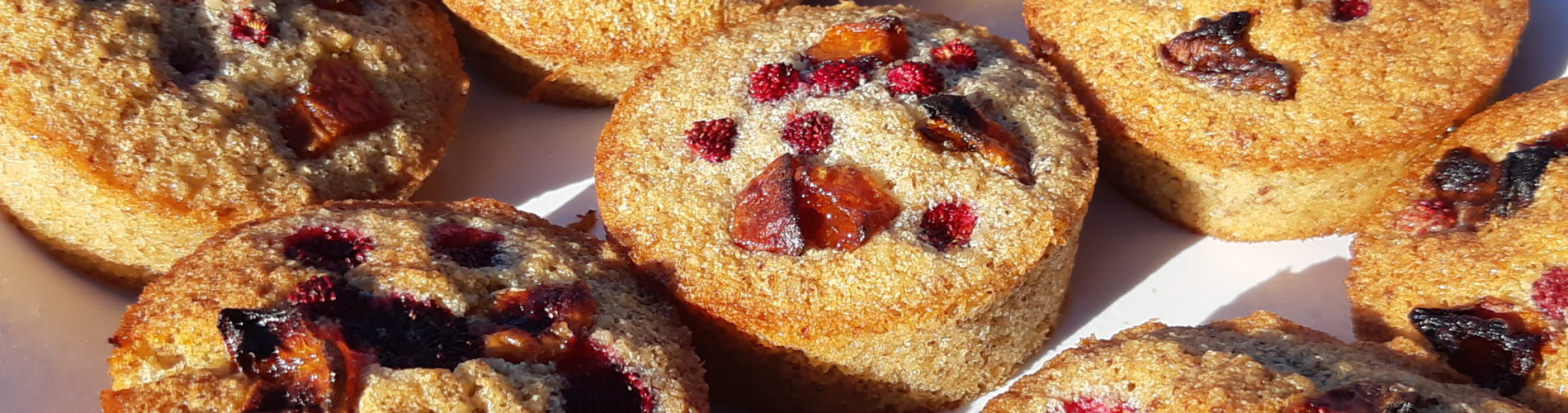 gateaux contenant des morceaux de fruit sur une assiette au soleil