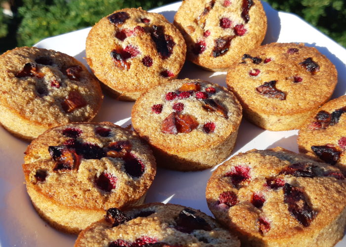 gateaux contenant des morceaux de fruit sur une assiette au soleil