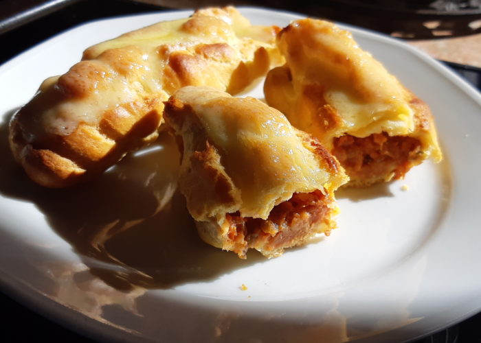 coque de pâte à choux garnies et gratinées sur une assiette garniture visible