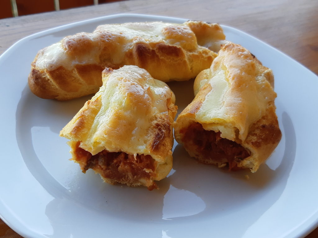 coque de pâte à choux garnies et gratinées sur une assiette garniture visible