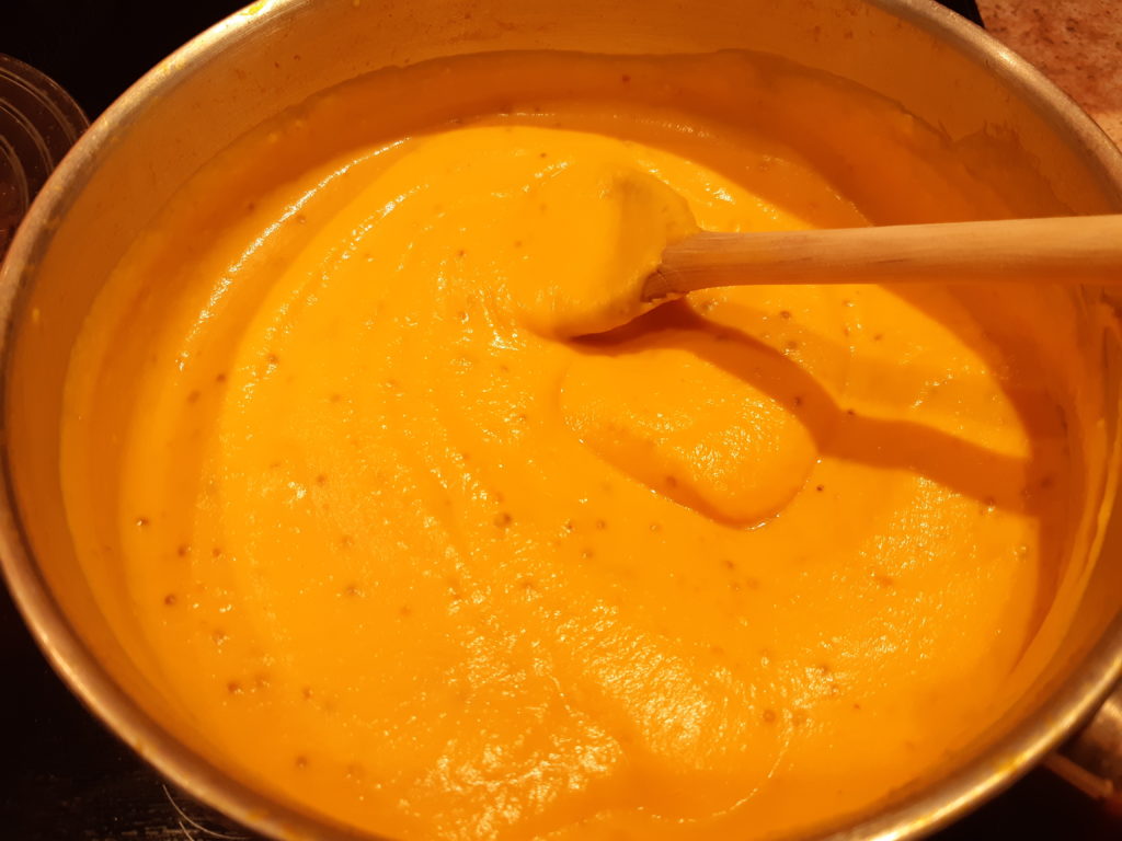 préparation orange dans une casserole