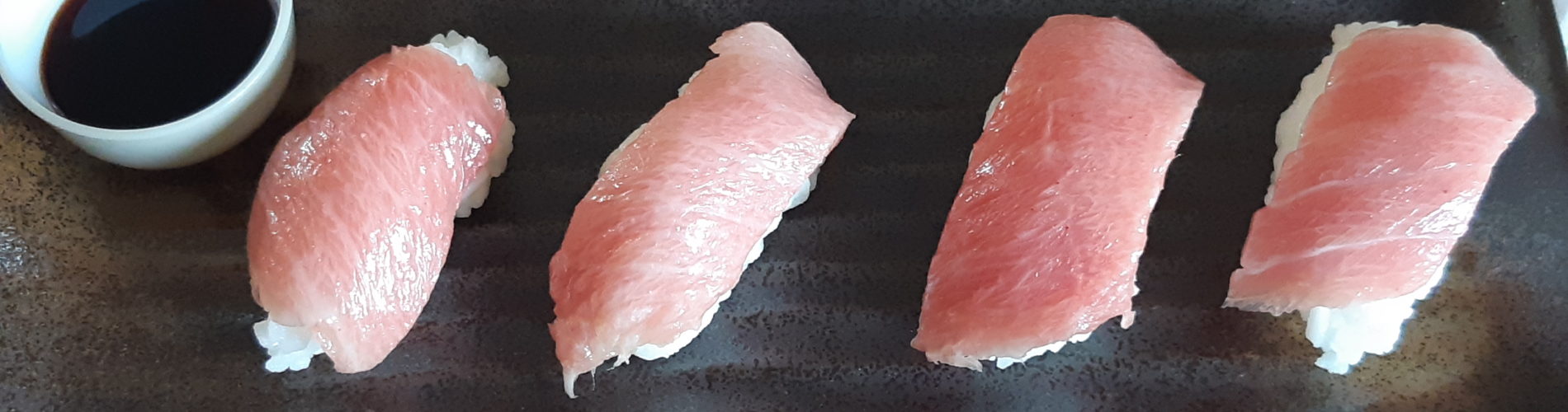 4 sushis de otoro et une coupelle de sauce soja