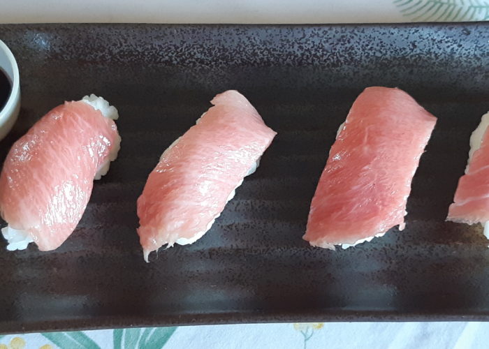 4 sushis de otoro et une coupelle de sauce soja