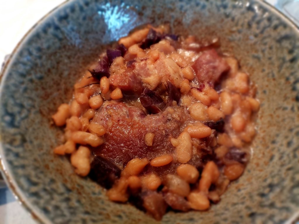 Cassoulet dans un bol en ceramique