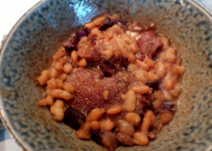 Cassoulet dans un bol en ceramique