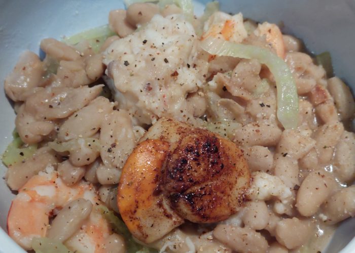 haricots blancs cuits poisson effiloché coquille saint jacques dorée avec son corail